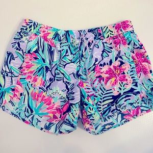 Lily Pulitzer shorts size small.